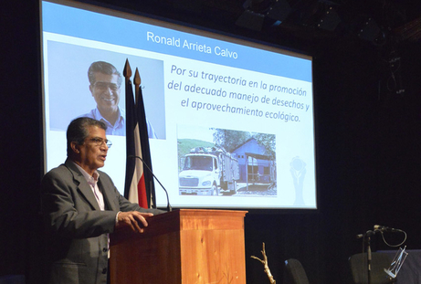 Dr. Ronald Arrieta Calvo durante una intervención académica